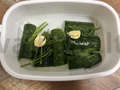 Mažai sūdyti agurkai mineraliniame vandenyje Žingsnis 4