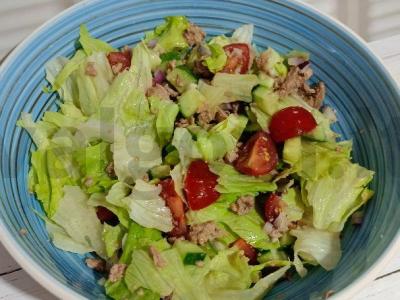 Salotos su menkės kepenimis ir daržovėmis pagrindine nuotrauka