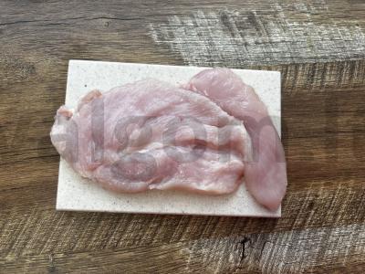 Vištienos kotletas su marinuotų agurkų uždengimu orkaitėje Žingsnis 1