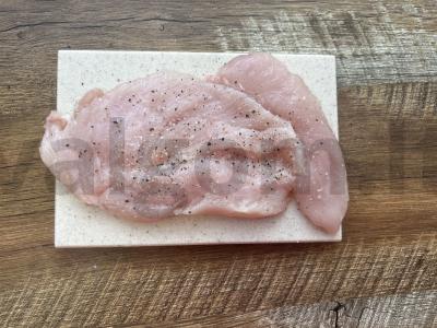 Vištienos kotletas su marinuotų agurkų uždengimu orkaitėje Žingsnis 2