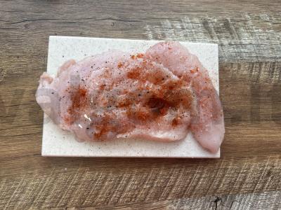 Vištienos kotletas su marinuotų agurkų uždengimu orkaitėje Žingsnis 4