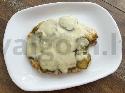 Vištienos kotletas su marinuotų agurkų uždengimu orkaitėje pagrindine nuotrauka