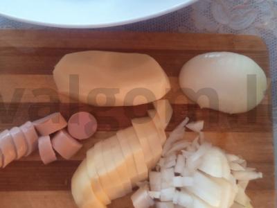 Troškinys su bulvėmis, cukinijomis ir Vienos dešrelėmis Žingsnis 1