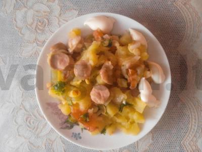 Troškinys su bulvėmis, cukinijomis ir Vienos dešrelėmis pagrindine nuotrauka