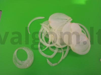 Salotas su pomidorais, konservuotais žirneliais ir rugine duona Žingsnis 1