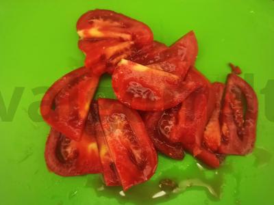 Salotas su pomidorais, konservuotais žirneliais ir rugine duona Žingsnis 2