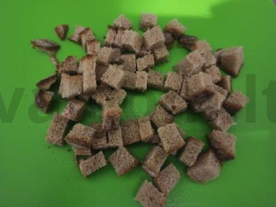 Salotas su pomidorais, konservuotais žirneliais ir rugine duona Žingsnis 3