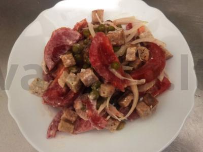 Salotas su pomidorais, konservuotais žirneliais ir rugine duona pagrindine nuotrauka