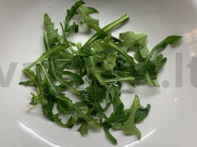 Salotas su bekonu, grūdėta varške, vyšniniais pomidorais, rukola Žingsnis 3