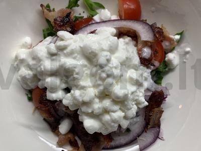 Salotas su bekonu, grūdėta varške, vyšniniais pomidorais, rukola Žingsnis 5