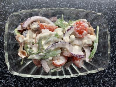 Salotas su bekonu, grūdėta varške, vyšniniais pomidorais, rukola pagrindine nuotrauka