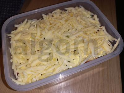 Sluoksniuotas „Cezaris“ su rūkytomis vištienos krūtinėlėmis pagrindine nuotrauka