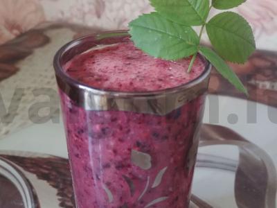 Aviečių ir mėlynių kokteilis su obuolių sultimis pagrindine nuotrauka