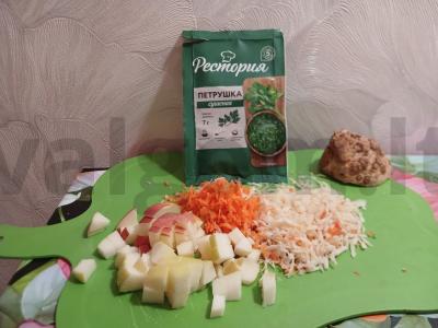 Jūros dumblių, obuolių ir salierų šaknies salotos Žingsnis 2