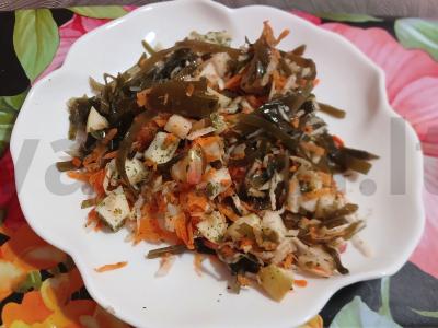 Jūros dumblių, obuolių ir salierų šaknies salotos pagrindine nuotrauka