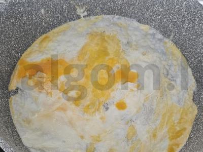 Kiaušinių blynai su mėsa ir sūriu Žingsnis 1