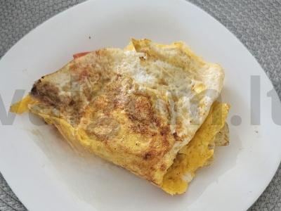 Kiaušinių blynai su mėsa ir sūriu pagrindine nuotrauka