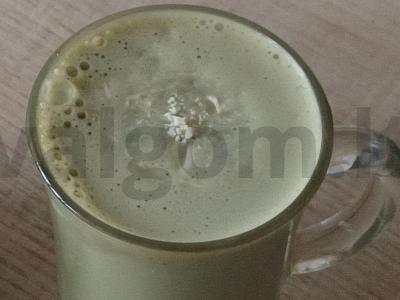 Matcha arbata su baltuoju šokoladu pagrindine nuotrauka