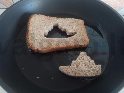 Kiaušinienė duonoje „Laivas“ Žingsnis 2