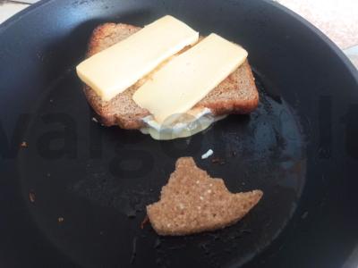 Kiaušinienė duonoje „Laivas“ Žingsnis 4