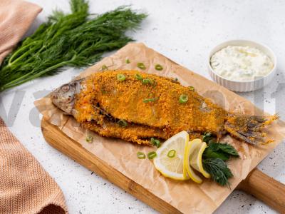 Kepta žuvis džiuvėsėliuose pagrindine nuotrauka