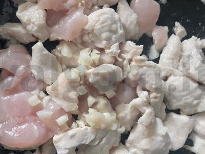 Vištienos guliašas su pomidorų padažu Žingsnis 2