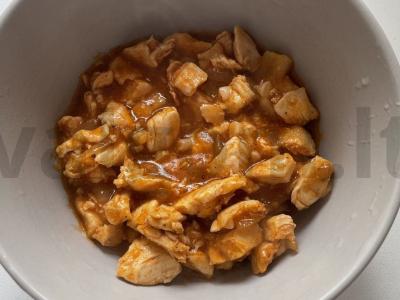 Vištienos guliašas su pomidorų padažu pagrindine nuotrauka