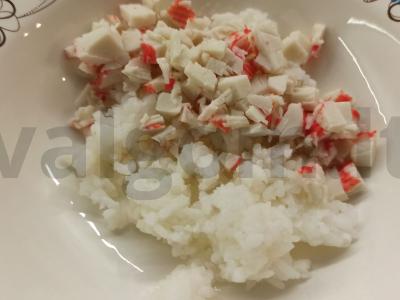 Krabų salotas su kukurūzais ir agurkais Žingsnis 2