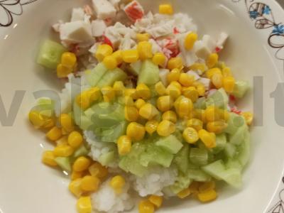 Krabų salotas su kukurūzais ir agurkais Žingsnis 3