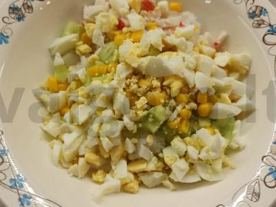 Krabų salotas su kukurūzais ir agurkais Žingsnis 4