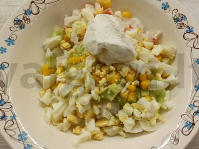 Krabų salotas su kukurūzais ir agurkais Žingsnis 5