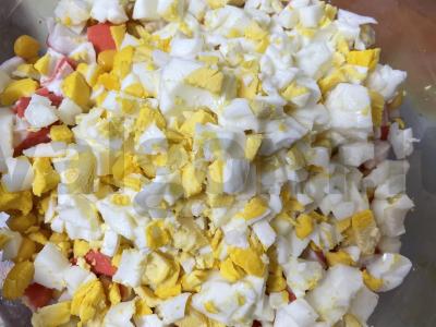 Salotos su kukurūzais ir krabų mėsa Žingsnis 5