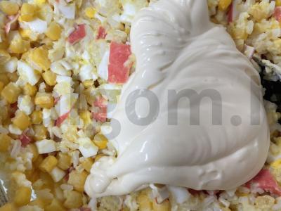 Salotos su kukurūzais ir krabų mėsa Žingsnis 7