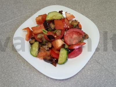 Daržovių salotas su keptais baklažanais pagrindine nuotrauka