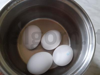 Konservuotų skumbrijų salotos Žingsnis 1