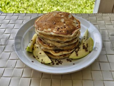 Obuolių blynai su linų sėmenimis pagrindine nuotrauka