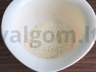 Obuolių ir serbentų trupininis pyragas su raugintu pienu Žingsnis 1