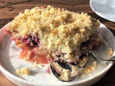 Obuolių ir serbentų trupininis pyragas su raugintu pienu pagrindine nuotrauka