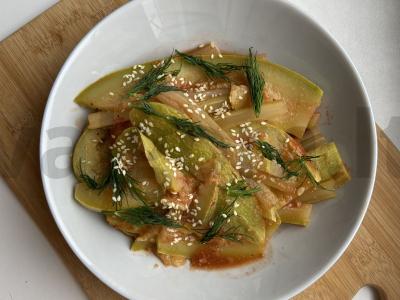 Salierų-cukinijų pasta pomidorų padaže pagrindine nuotrauka