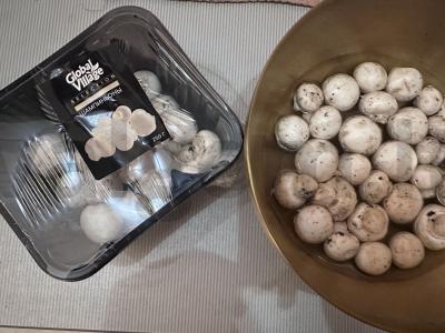 Mini grybai, troškinti su vištiena grietinėje Žingsnis 1