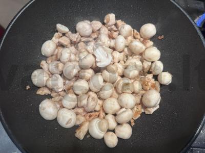 Mini grybai, troškinti su vištiena grietinėje Žingsnis 4