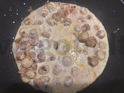 Mini grybai, troškinti su vištiena grietinėje Žingsnis 5