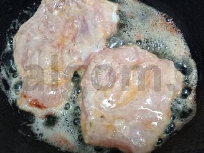 Kepti kiaulienos kepsniai kiaušinyje Žingsnis 7