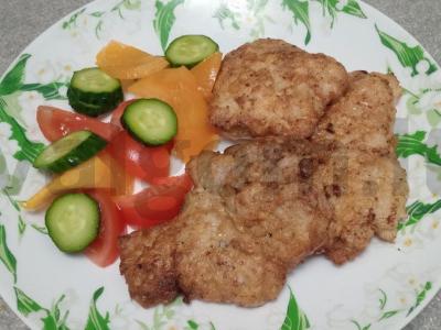 Kepti kiaulienos kepsniai kiaušinyje pagrindine nuotrauka