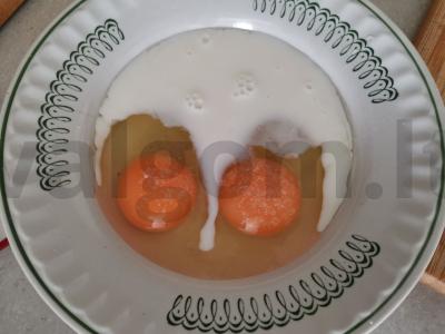 Vaikiškas omletas su dešrelėmis ir kukurūzais Žingsnis 3