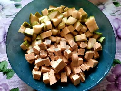 Salotos su tofu ir cukinija Žingsnis 1