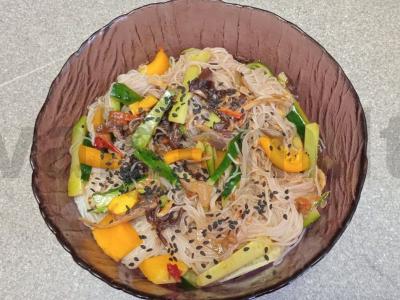 Funchosa su azijietiška daržovių mišiniu pagrindine nuotrauka