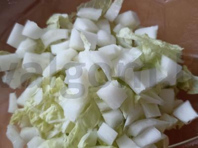 Daržovių salotas su krabų lazdelėmis Žingsnis 1