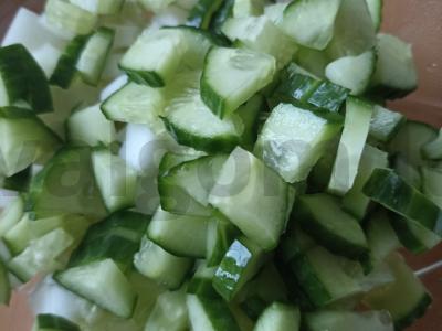 Daržovių salotas su krabų lazdelėmis Žingsnis 2