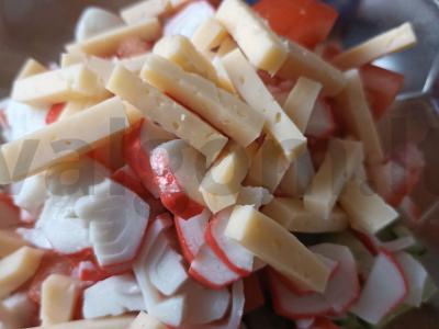 Daržovių salotas su krabų lazdelėmis Žingsnis 4